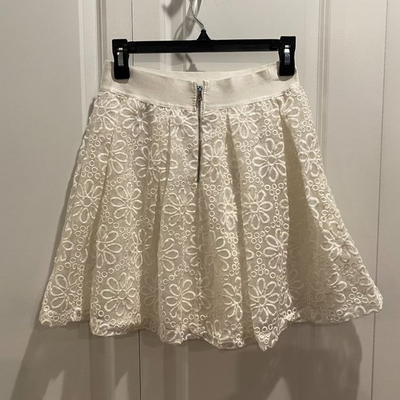 Bebe White Floral Circle Skirt w Back Zip Closure Size Medium - Picture 5 of 8